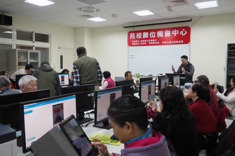 老師認真教導學員們，學員們很認真喔