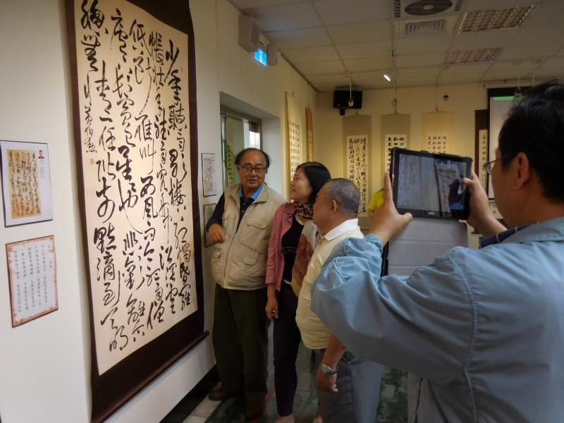 老師與學員一起參觀藝術特展