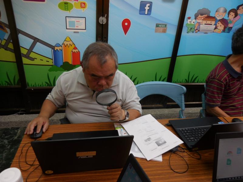 學員努力操作電腦跟上講師的進度