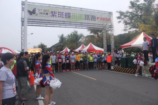 林內鄉紫斑蝶田園路跑活動~活動全程分為勇腳組（10公里）、健康組（5公里）及休閒組（3公里），當天(18日)逾2500人熱烈嚮應參噢，一同享受大自然的洗禮，除此之外，現場還有摸彩活動，包含腳踏車、泡腳機、吸塵器等豐富好禮!
