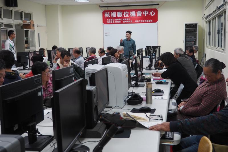 老師介紹電腦相關的資訊
