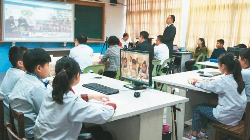 美語越洋視訊 褒忠學童嚇嚇叫-聯合報-封面照