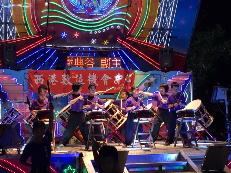 在鼓聲中的關懷與大雨後的期待。-封面照