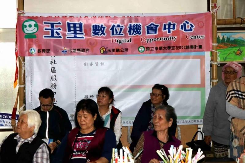 鎮民代表俞玉華代表觀看課程成果影片