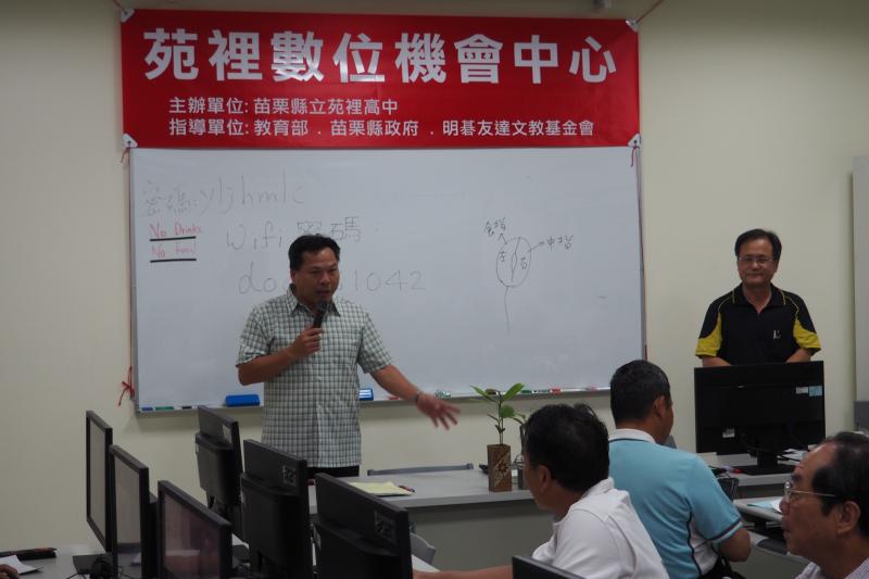 張校長致詞，讚許學員努力學習精神