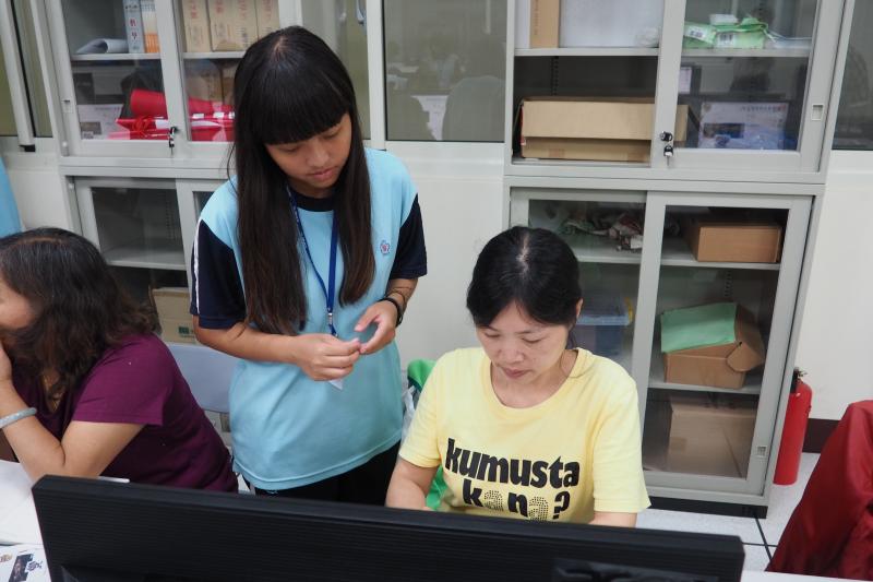 淑華努力學習中