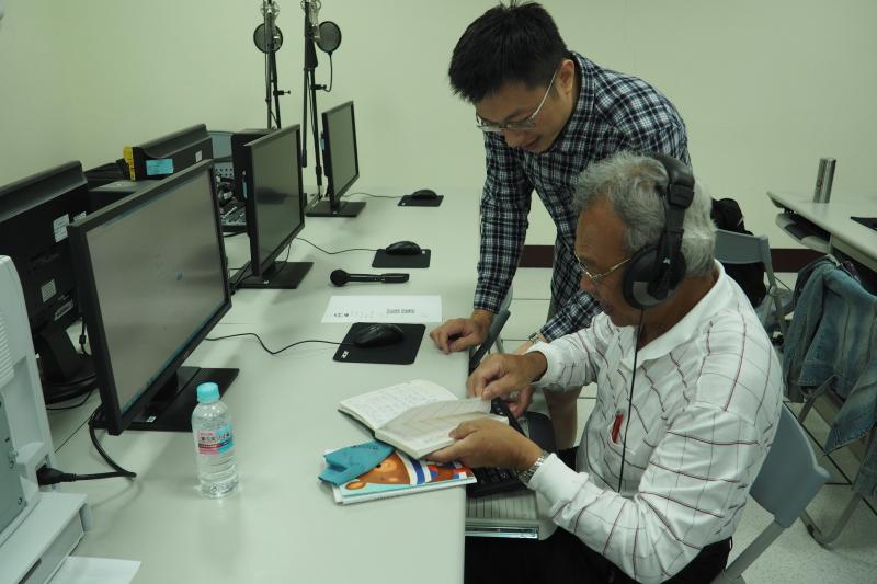 老師指導學員，學員很認真