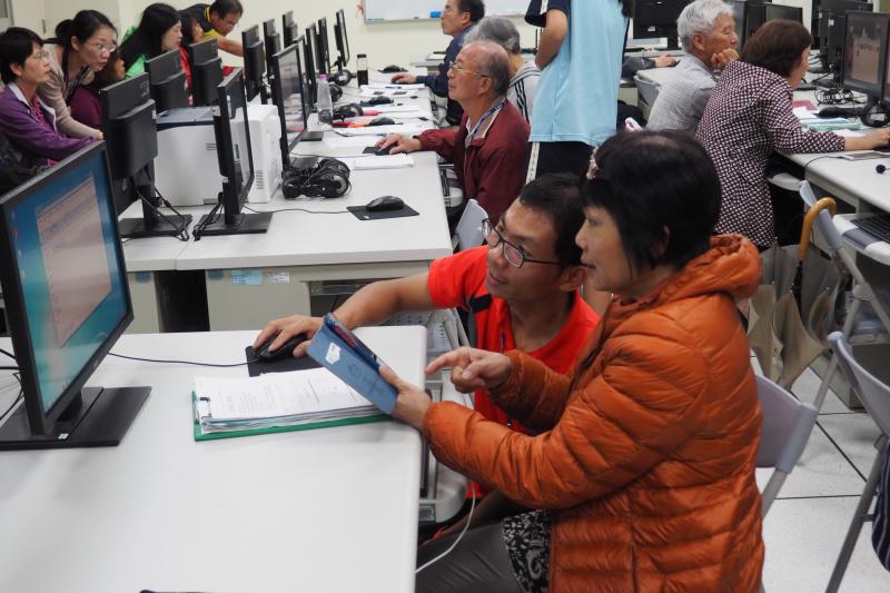 老師指導均月，均月把握時刻學習機會