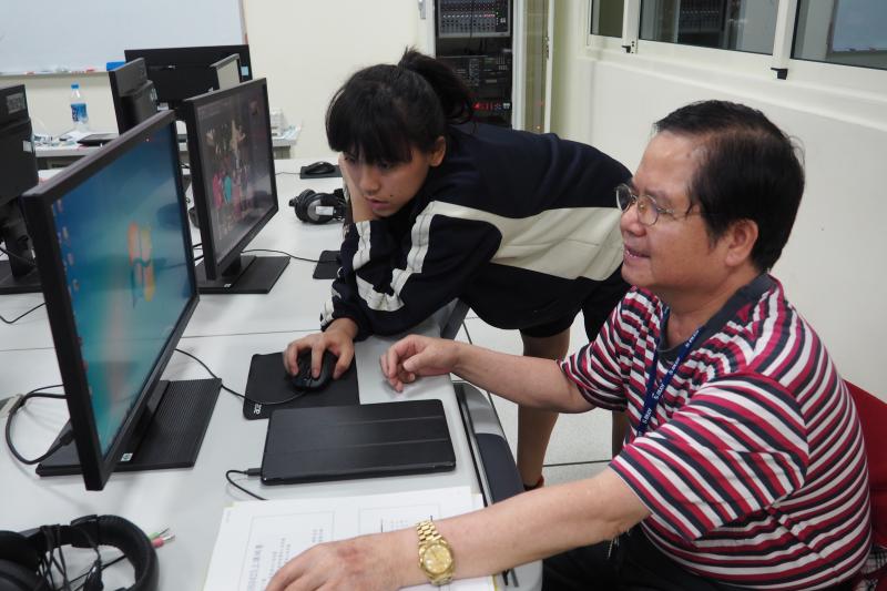 學員認真練習操作