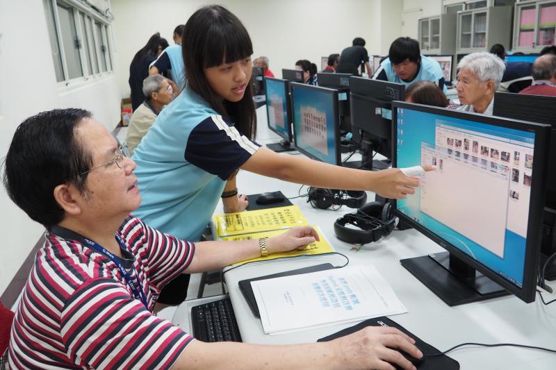 小天使協助學員課程