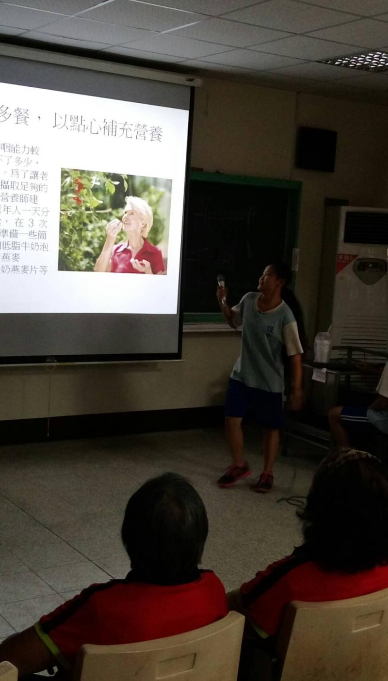 年輕學子用簡報、影片方式來傳達健康飲食的觀念給長輩
