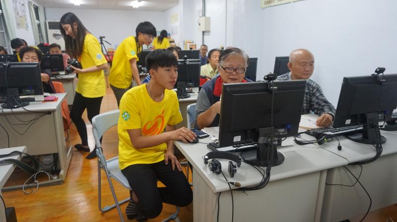 志工團伴學，隔代牽手一同進步