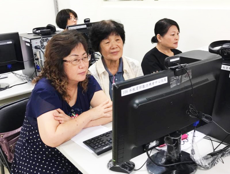 學員認真聽老師上課