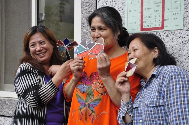 學員在「玻璃工藝設計坊」的創作-封面照