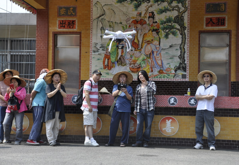 學員操作空拍機