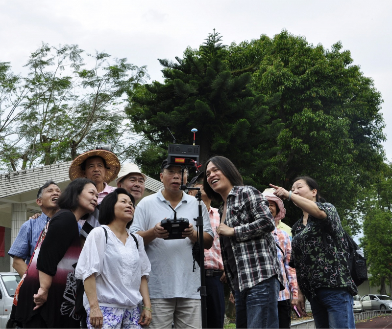 老師教導學員操作空拍機，傳授技巧及注意事項