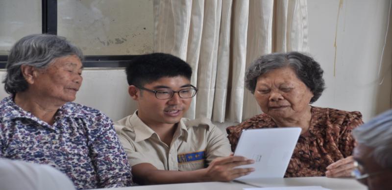 與長輩們一起學習平板