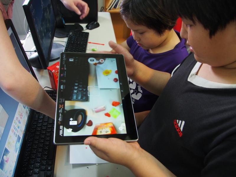 小學員正在製作老鼠吃吃吃。