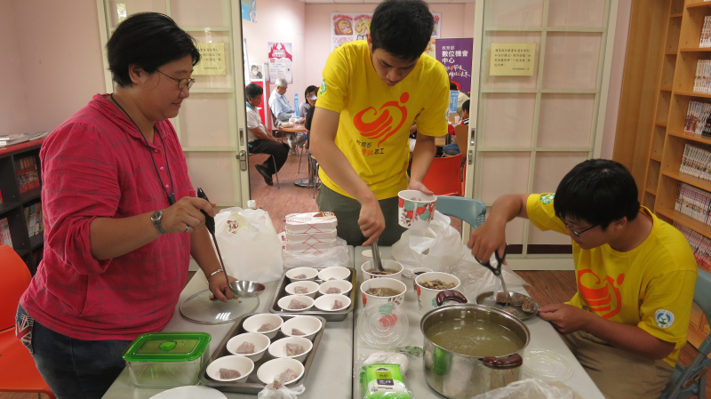 在資訊志工協助下，將書中提到的料理實際端出給視障朋友品嘗