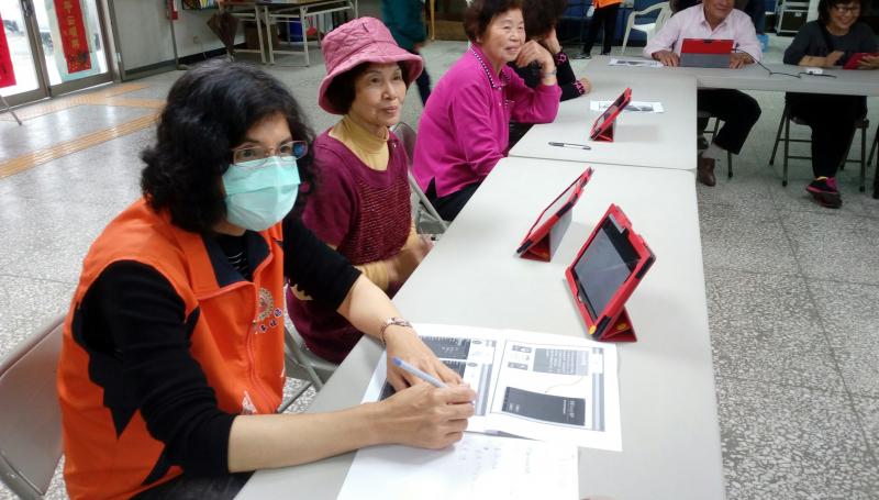 每一位長輩都使用著平板