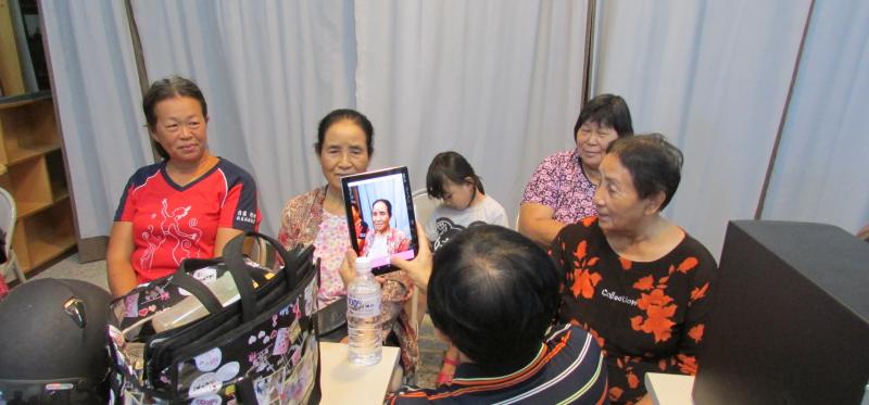 幫害羞的奶奶拍照，逗笑了其他的學員。