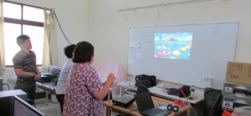 玩遊戲的過程中，在手與身體的協調中找到了平衡。