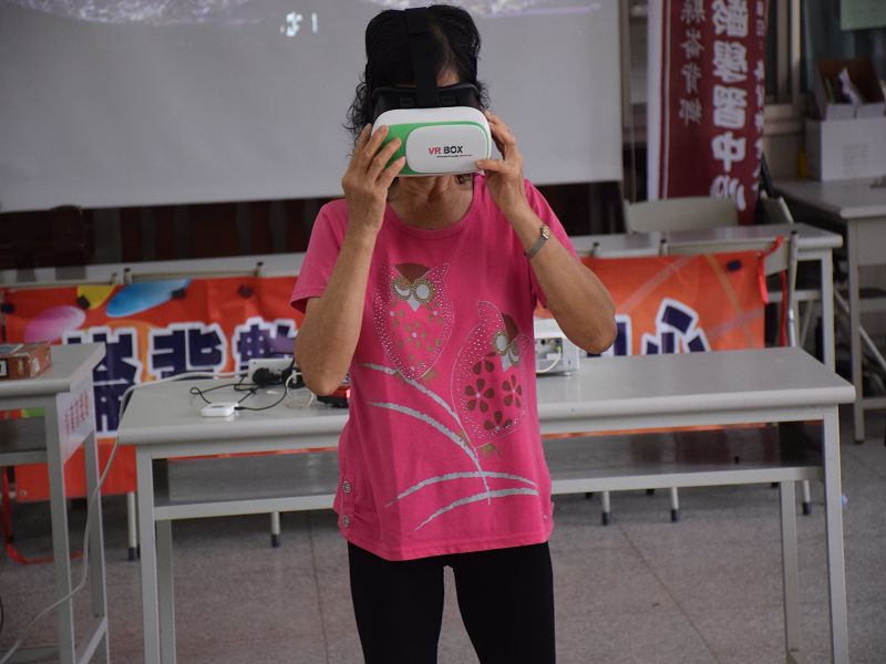 學員體驗VR的樂趣
