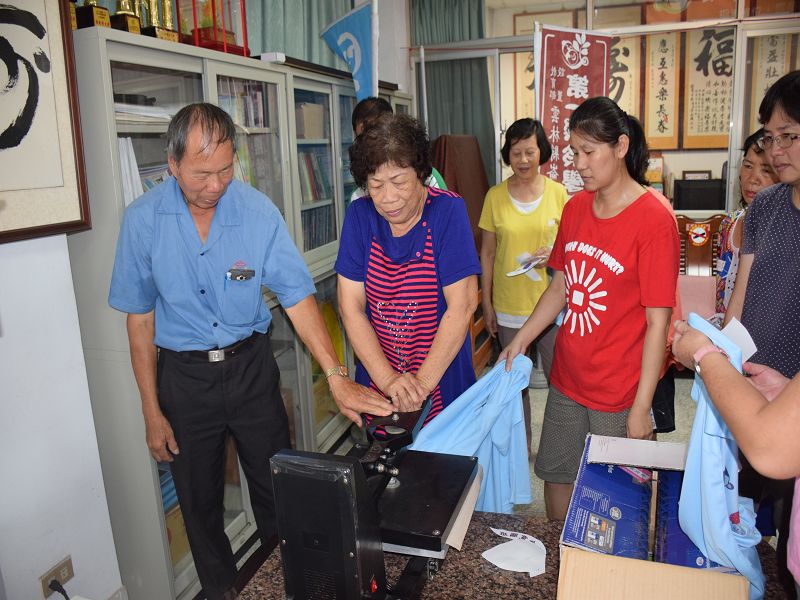 學員親自印製自己的作品