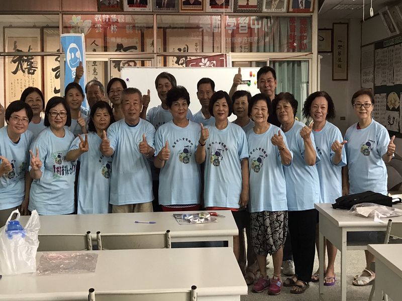 學員穿上自己印製作品合影