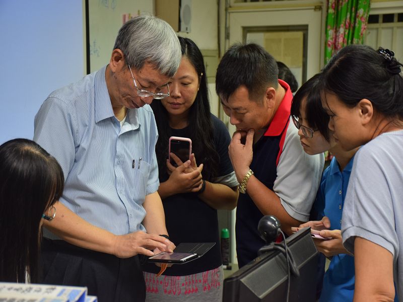 學員請教老師細部操作的情景