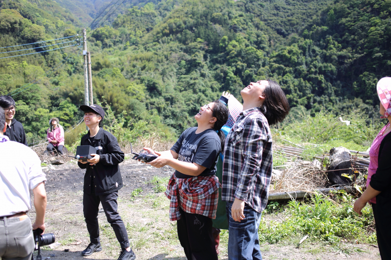 學員操作空拍機，抬頭遠看