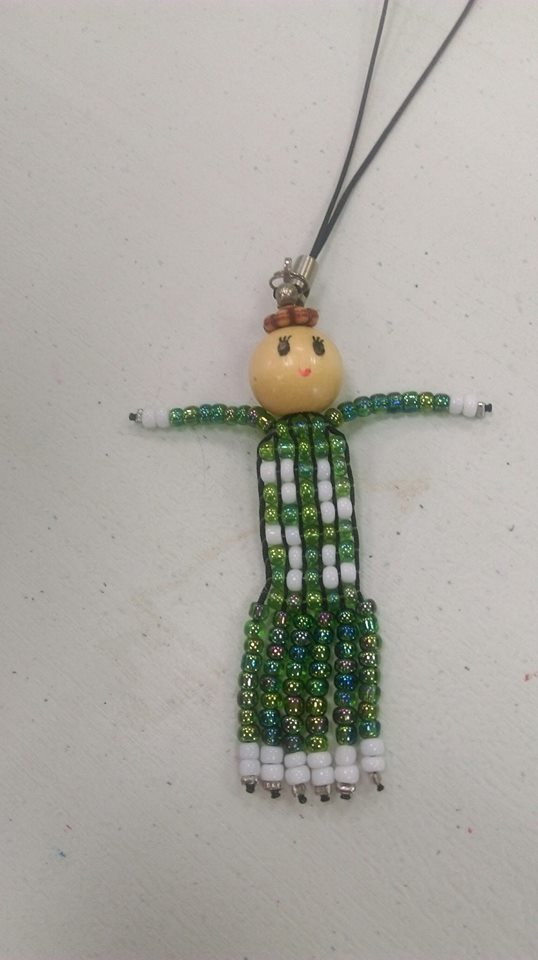 穿珠作品-穿著傳統服飾的小人偶。