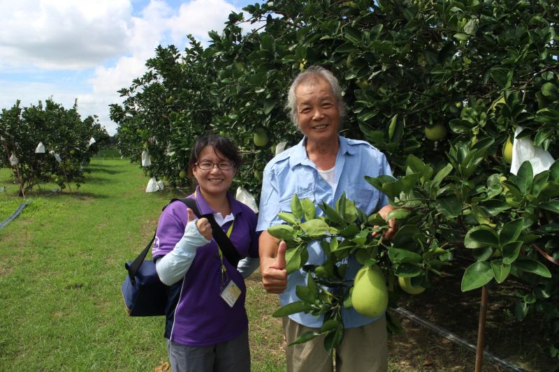 在果園進財大哥與駐點的合照