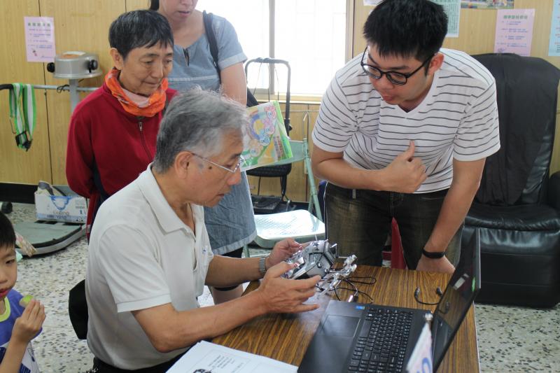 學員仔細操作空拍機及聽講的相片