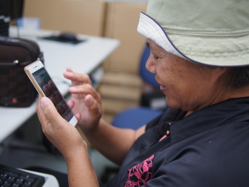 霧出好介紹-婦女學員認真挑選照片-封面照