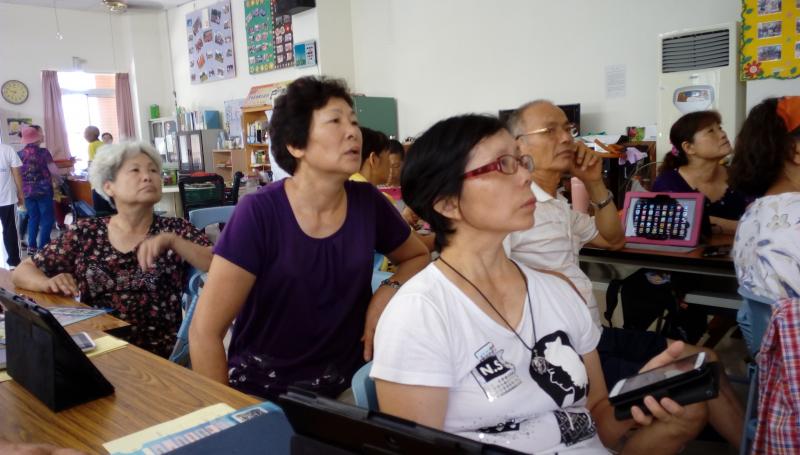 充滿活力的社區爺爺奶奶-封面照