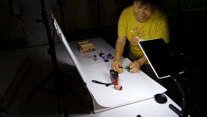 學員阿嬤學習商品攝影