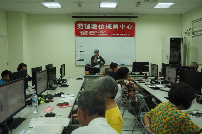 老師幫學員們複習從一開始開啟PowerPoint，如何插入圖片或文字、新增投影片，以及存檔時，檔名改為自己的名字存在桌面，比較好找
