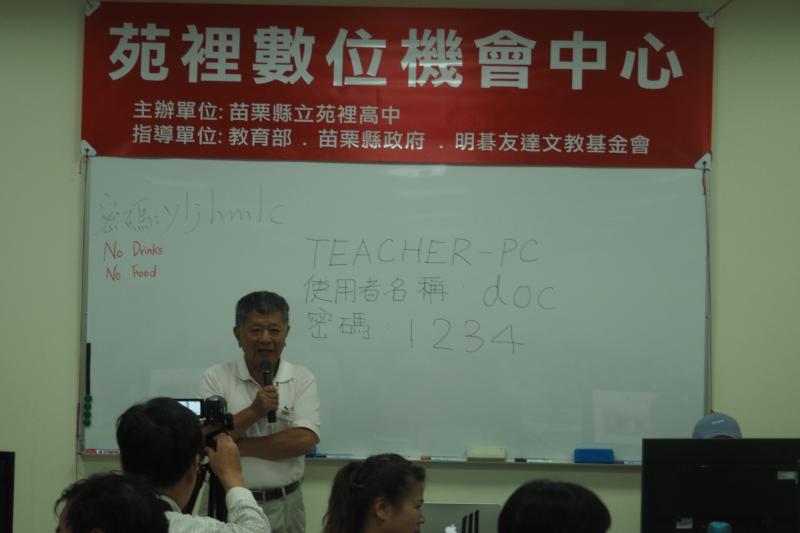 陳先生分享他的故事主題是「破舊的家園」