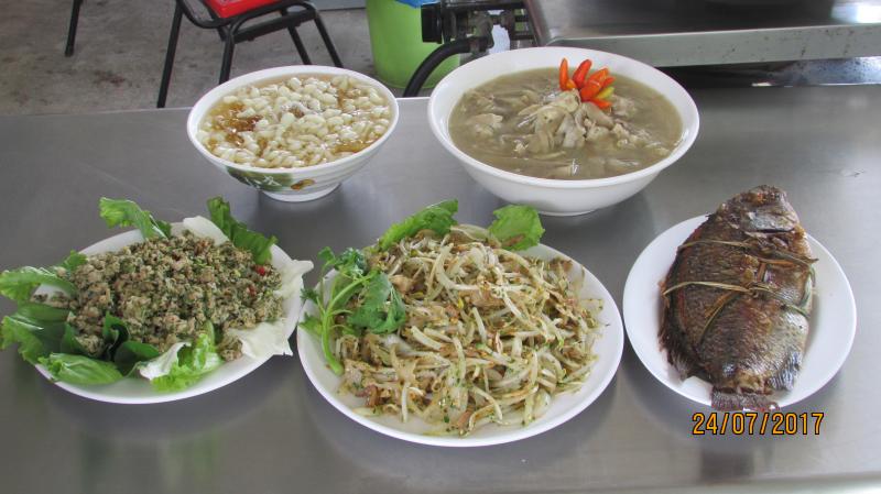 從左至右菜名:涼蝦、酸荀雞湯、錦灑、豬頭皮涼拌、包料魚。