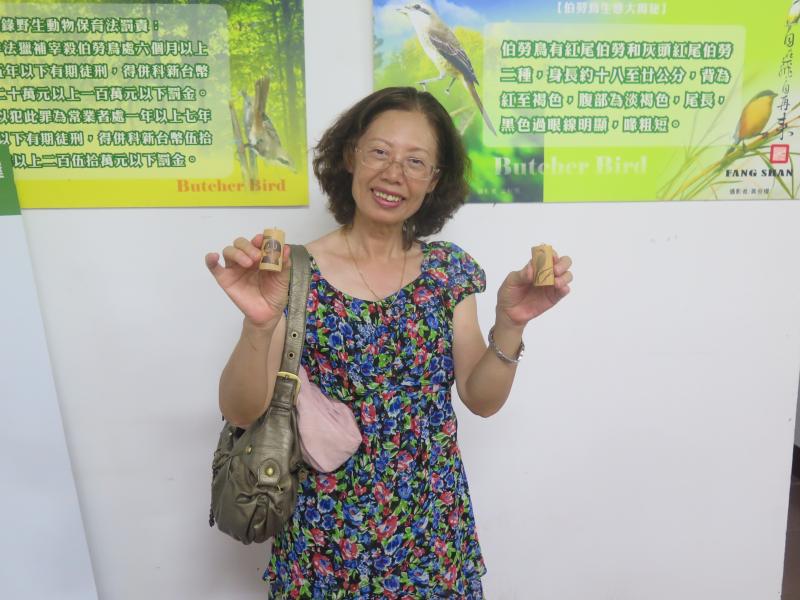 參訪同仁展示伯勞鳥鑰匙圈DIY成品。