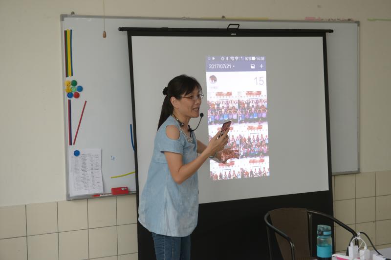 老師細心解說不同功能,大家專心聽講!