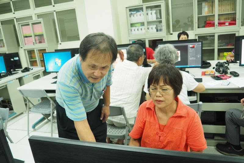 老師教導學員