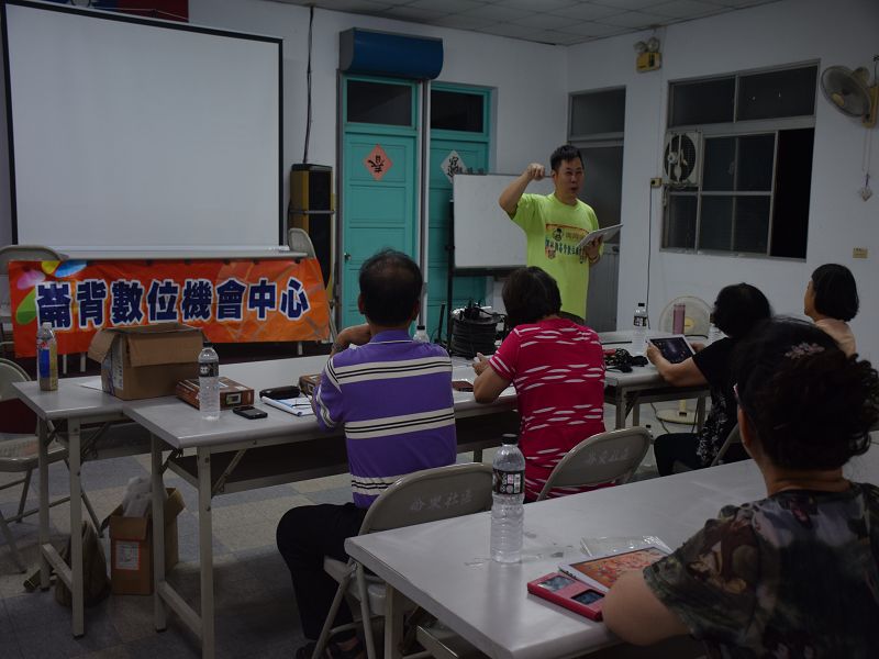 學員認真聽取老師講課內容