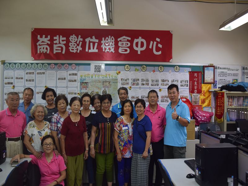 樂齡電腦班學員合影