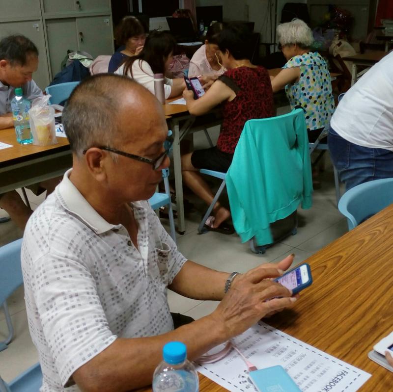 阿公學習如何操作手機