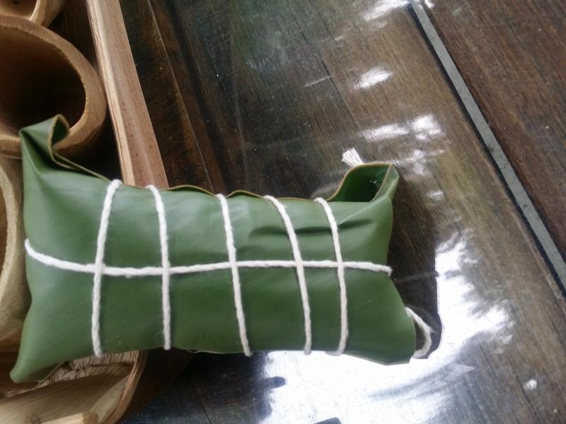 烤熟山豬肉甲+糯米飯+酸薑葉+月桃葉蒸熟=阿美族便當