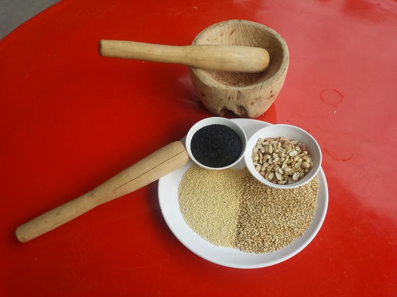 糙米+黑滋麻+花生+小米炒熟放入木雕 容器碾碎   後加熱開水食用