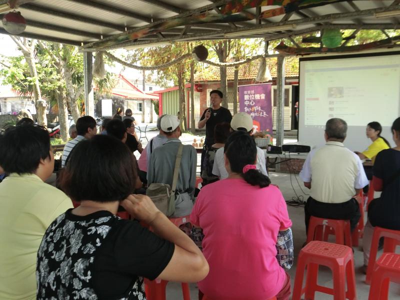 總幹事阿德主持揭開序幕，爾後更有影片播放，讓參與活動者認識土豆從種植到製作成花生食品的過程