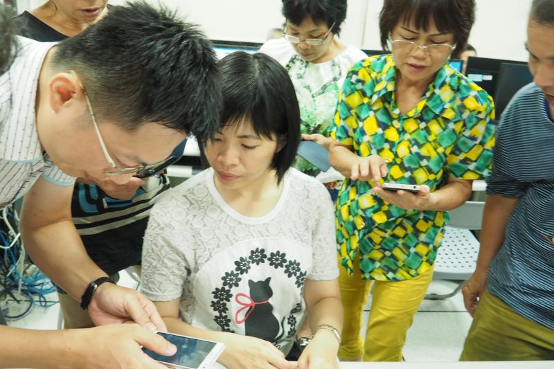 老師教導學員